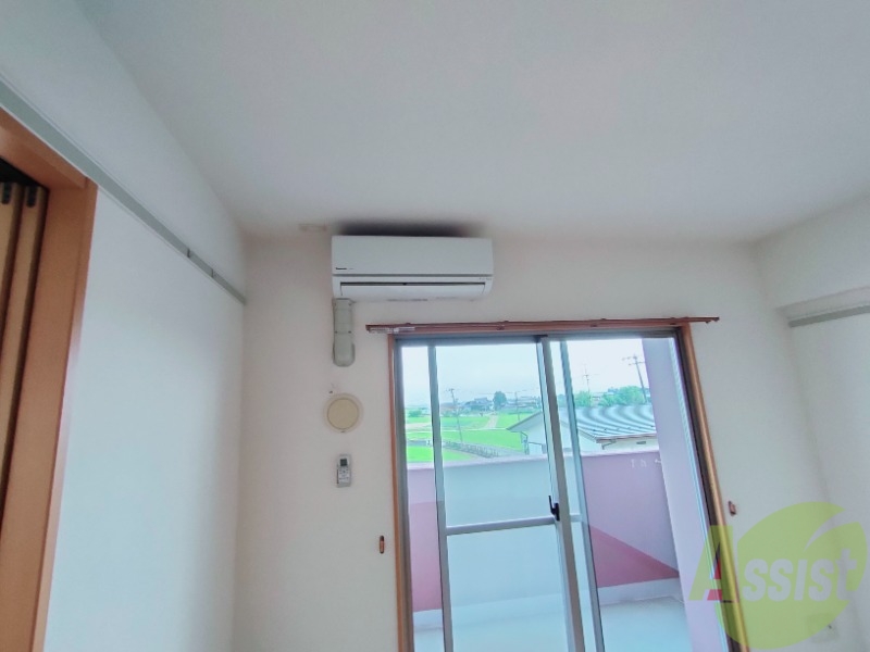 その他設備　リビングにはエアコンが付いています。入居後快適に過ごせます。