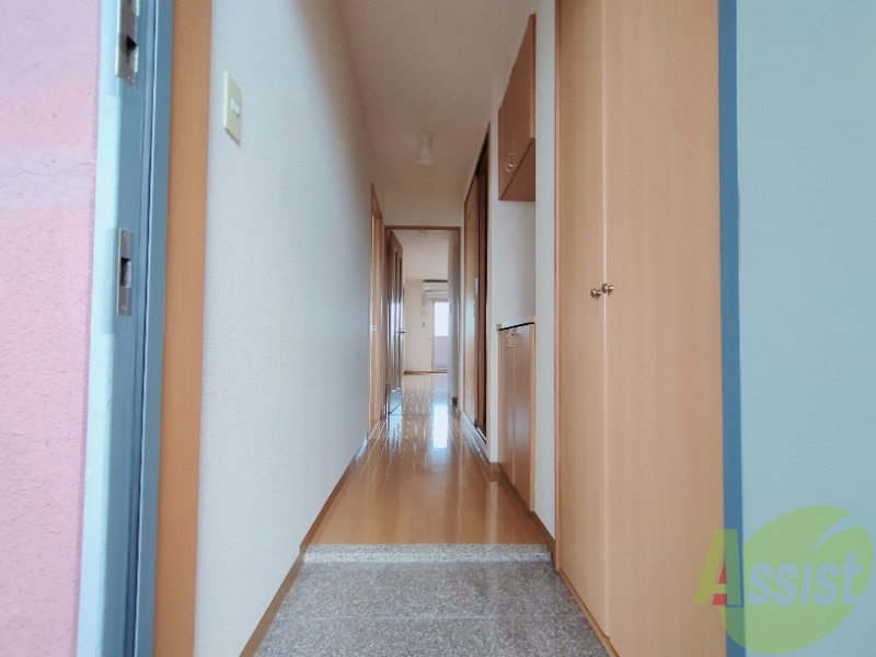 玄関　玄関部分にも収納が豊富。廊下への段差が低くて転びにくい。