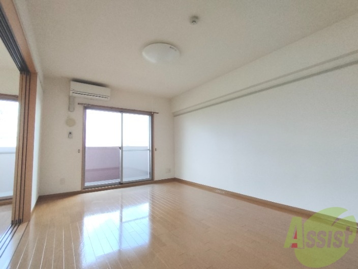 居室・リビング　リビングは１２帖ある南向きの明るいお部屋。