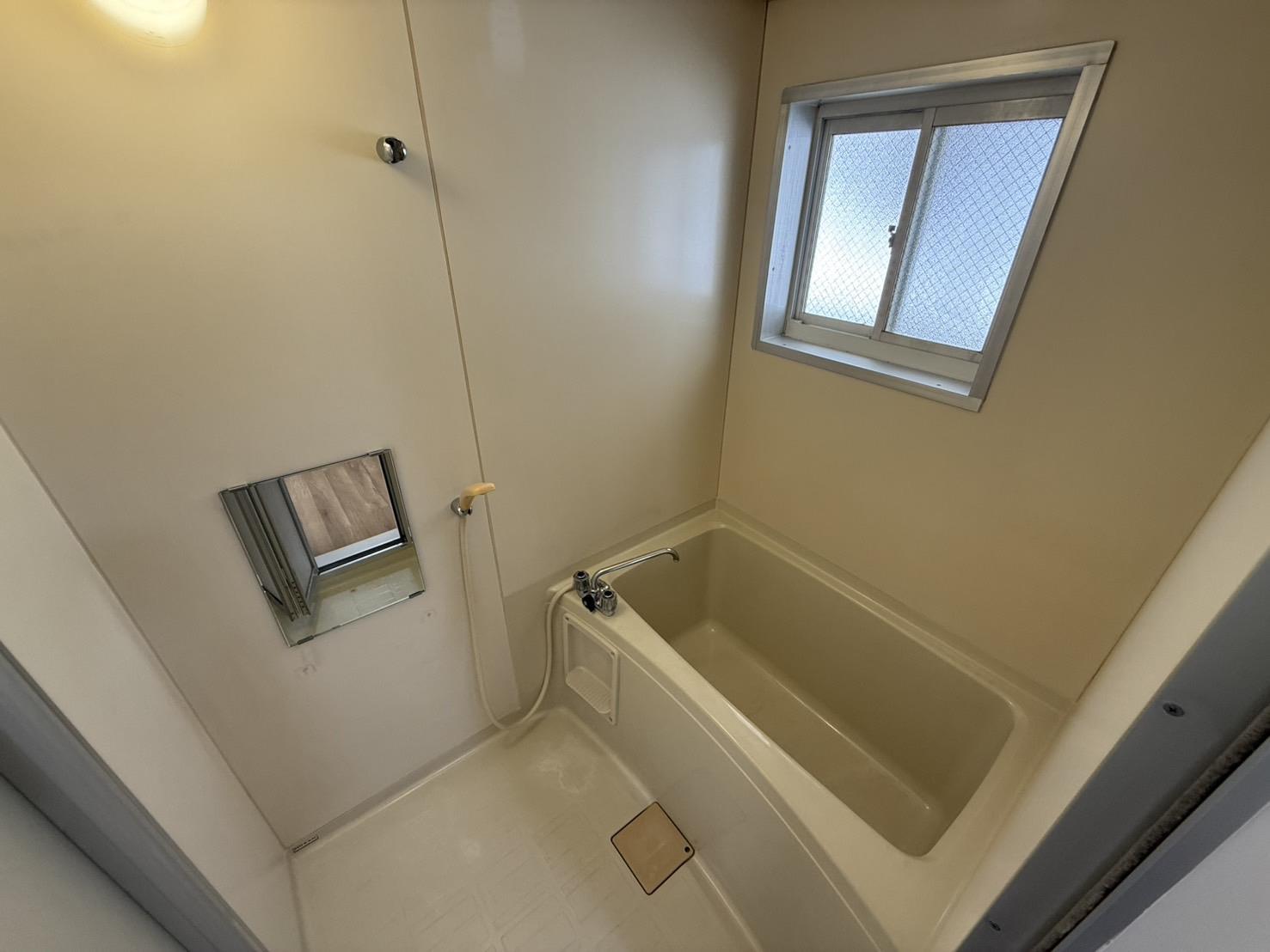 バス・シャワールーム　窓があり換気の出来るお風呂です