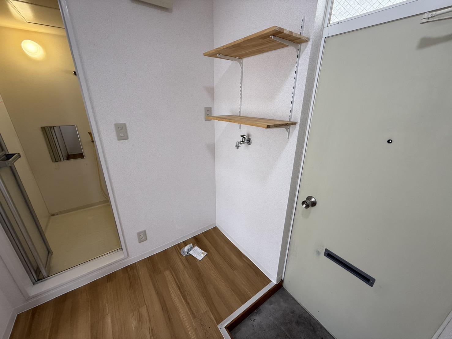 その他設備　洗濯機置場の上部に棚が付いています