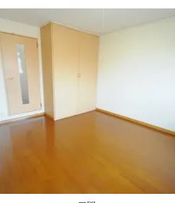 居室・リビング　明るいフリーリングのお部屋です。