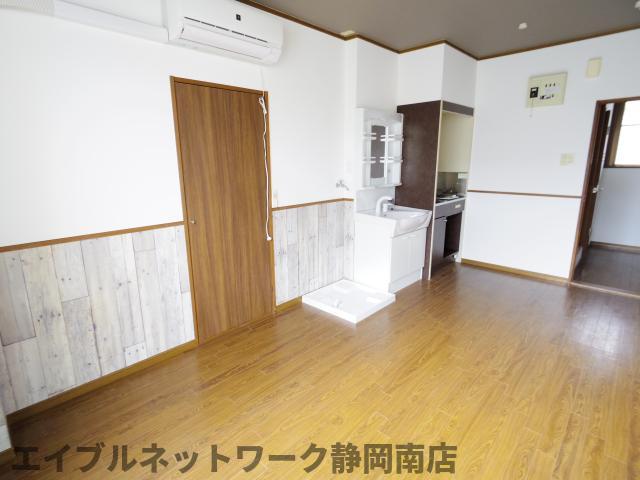 居室・リビング　こちらの居間で趣味の時間をお楽しみください