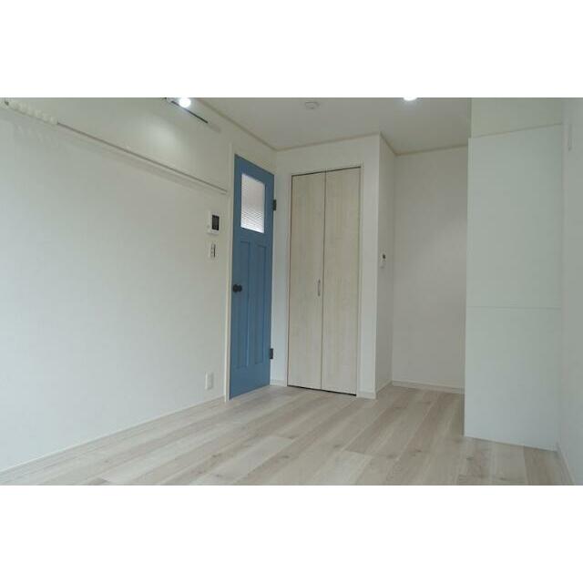 居室・リビング　白が基調の明るい室内は、輸入ドアがアクセントです♪