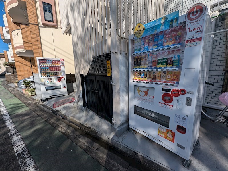 その他　敷地内に自動販売機が2基ございます