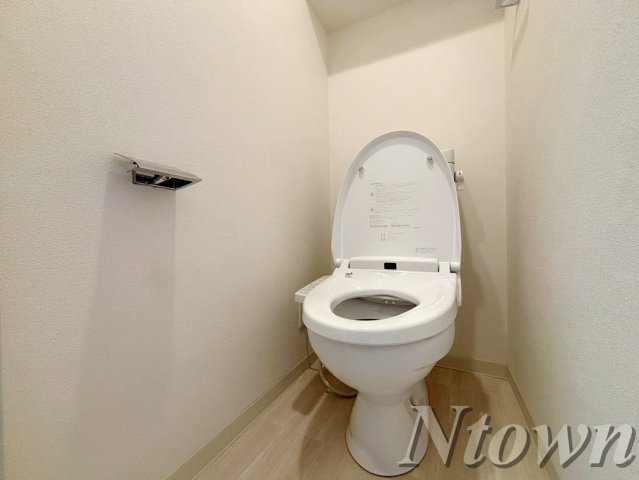 トイレ　落ち着いた色調のトイレです