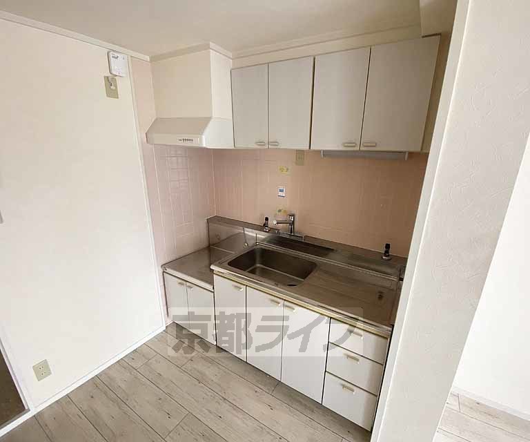 キッチン　収納スペース多数有り