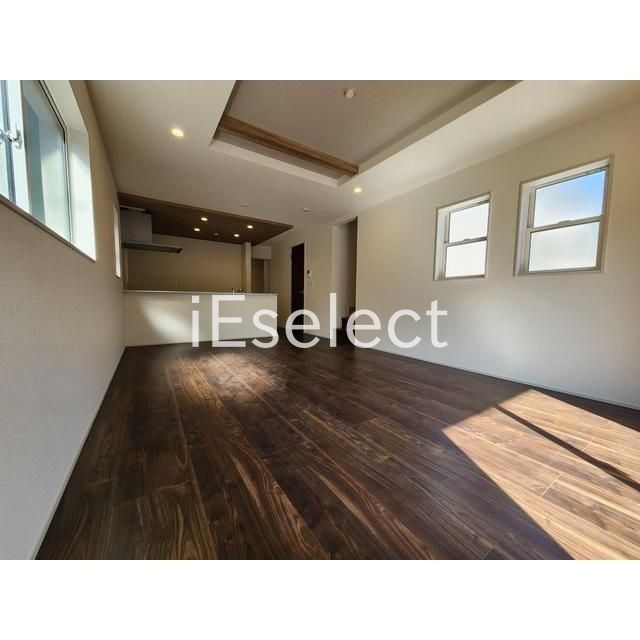 居室・リビング　明るく開放的な18帖のリビング