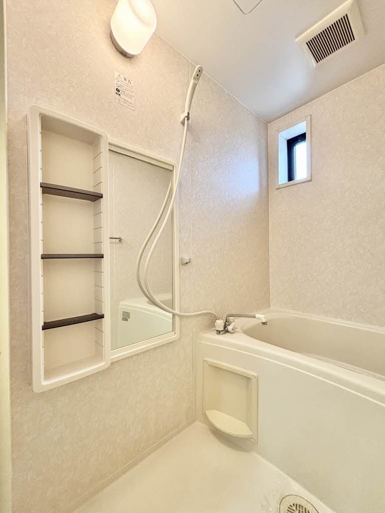 バス・シャワールーム　窓があるので換気にも便利♪