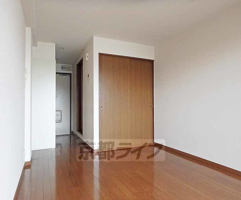 居室・リビング　大きな窓のある居室です。