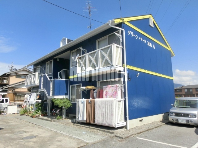 建物外観　中階段により隣との設置面が少ないです。