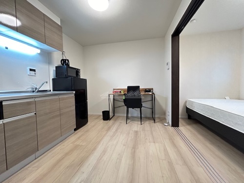 居室・リビング　冷蔵庫、電子レンジ等リブマックス仕様の家具家電が入ります（賃