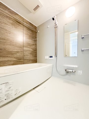 バス・シャワールーム　追い焚き・浴室乾燥機付きのお風呂です♪