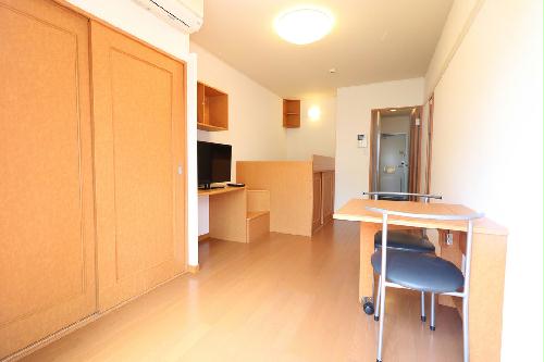 居室・リビング　大型家具家電付きにより初めての一人暮らしの方も安心！