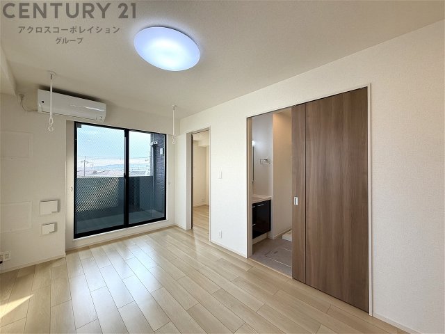 居室・リビング　エアコン付きで快適に過ごせます♪