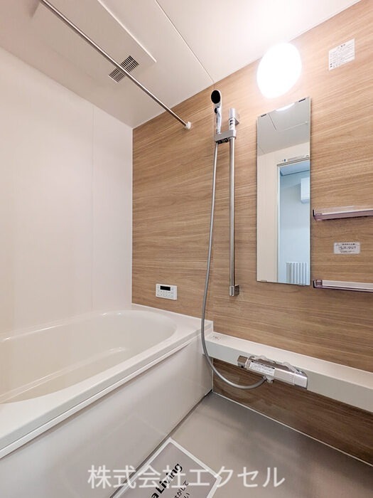 バス・シャワールーム　浴室換気乾燥機付きです。