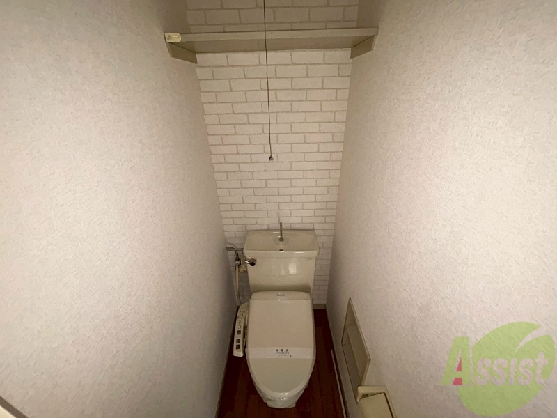 トイレ　トイレに棚があるのでストックも可能です。便利ですね。