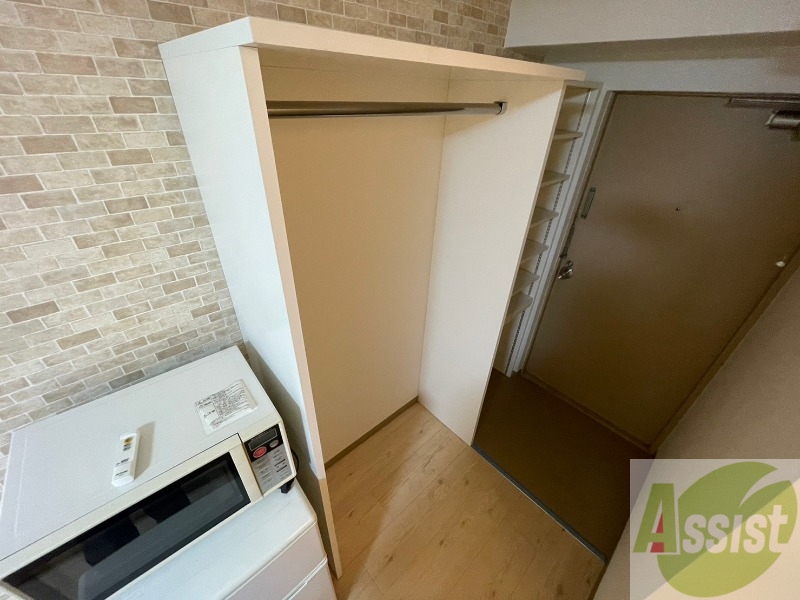 収納　こちらの収納にはハンガーをかけて服もしまえますね。