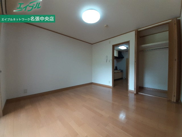 居室・リビング　同物件別室