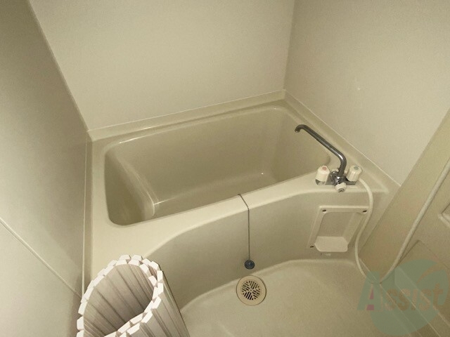 バス・シャワールーム　バスルームは狭すぎず、シャワーも浴びやすそうです。