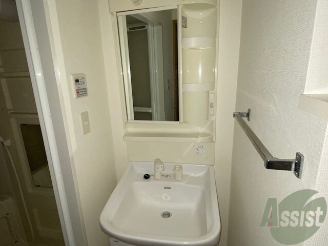 洗面設備　洗面台は独立していて、朝の準備も捗りそうです。