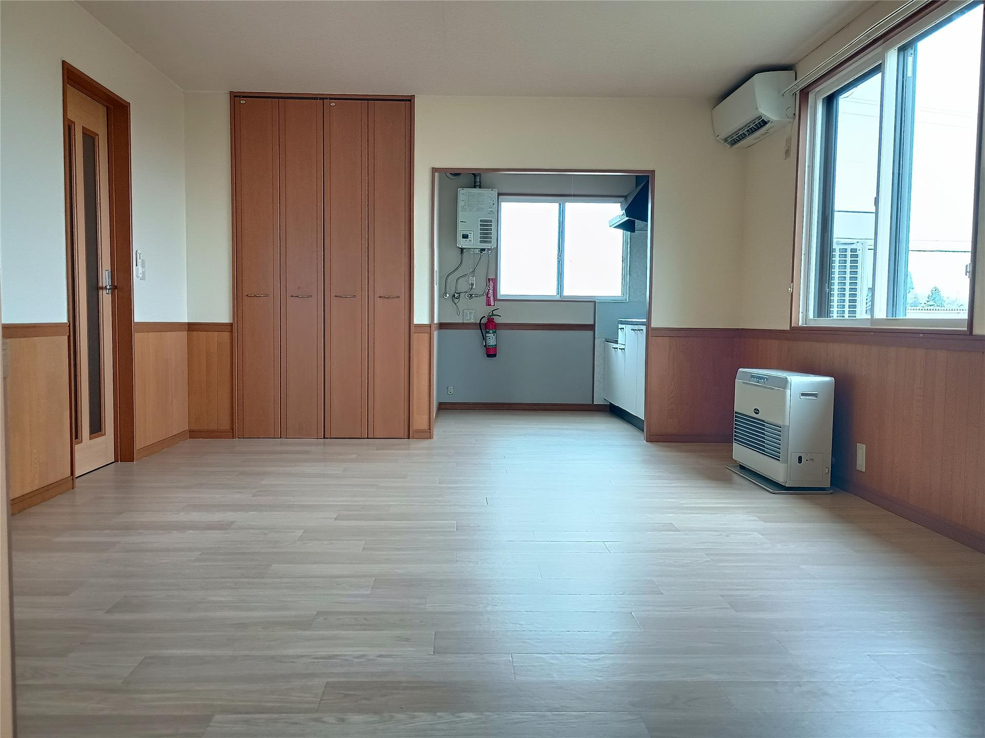 居室・リビング　窓が多く明るい広々としたリビング♪