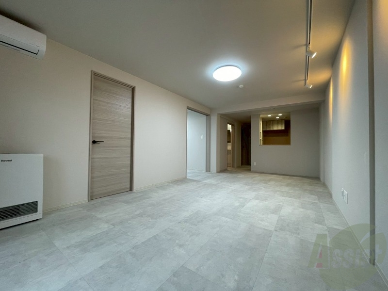 居室・リビング　日当たりが良くて心地よく過ごせそうなお部屋です。