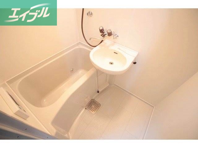 バス・シャワールーム　洗面台付き浴室