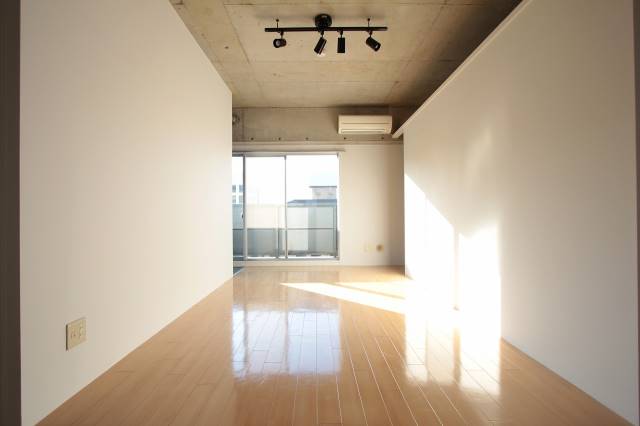 居室・リビング　明るいリビングダイニングと