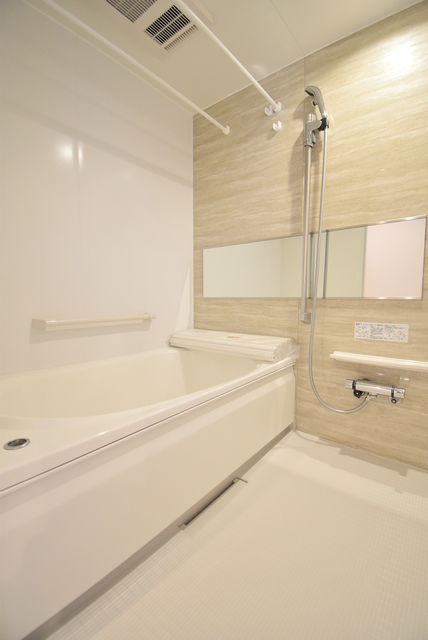 バス・シャワールーム　手すりや滑りにくい床材など、高齢者の暮らしに寄り添った浴室