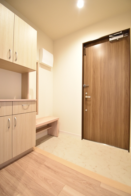 玄関　玄関にはベンチと手すりが設置されています。