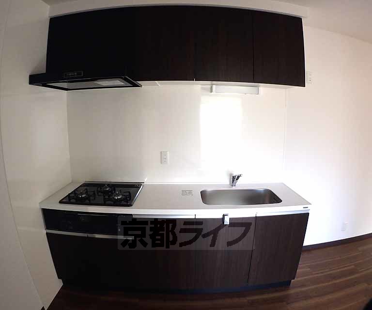 キッチン　三口コンロつきのとてもきれいなキッチンです。