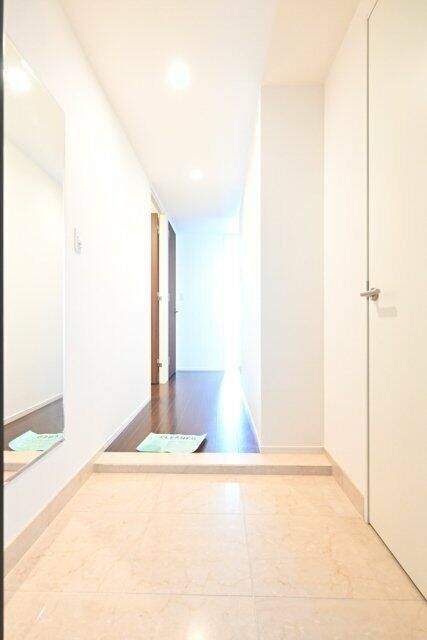 玄関　別タイプ部屋　参考写真です(内装の雰囲気等ご参考ください)