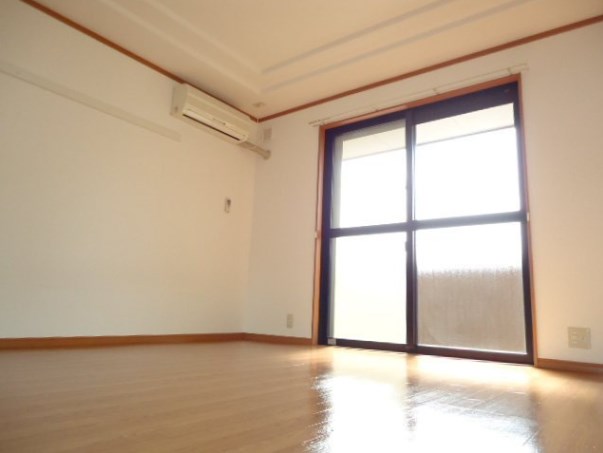 居室・リビング　エアコン付きのリビング