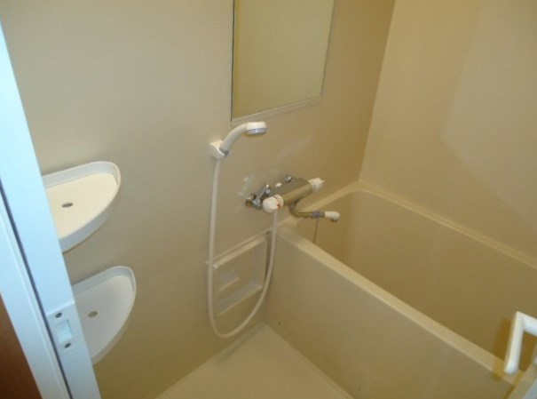 バス・シャワールーム　便利な棚付き