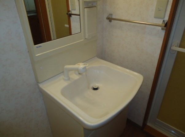 洗面設備　大きな鏡付き