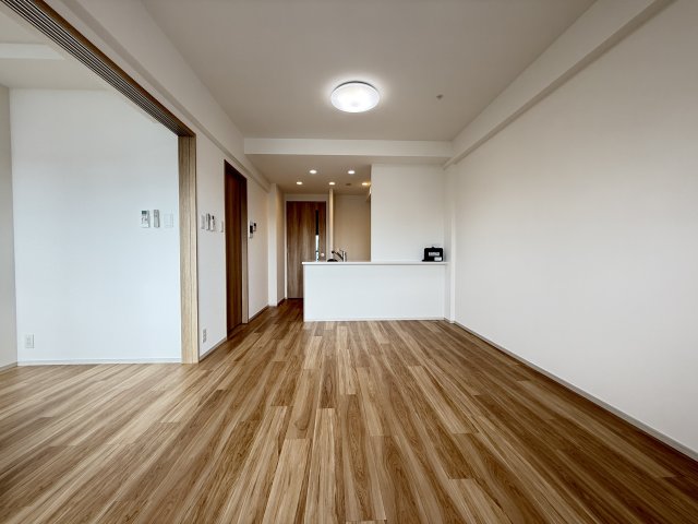 居室・リビング　同型タイプの写真（階数が異なります）。現況優先となります。