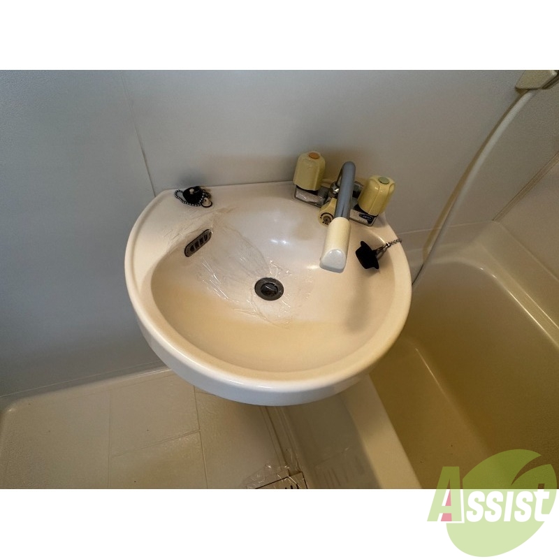 洗面設備　洗面台はバスルームの横に付いていました。