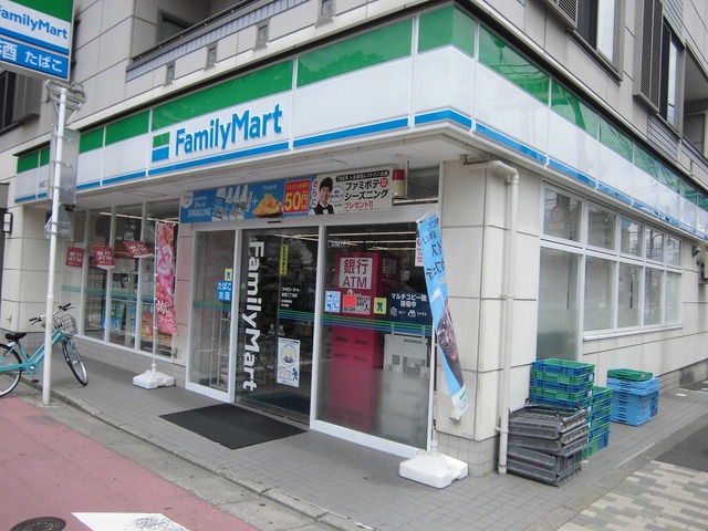 コンビニ　ファミリーマート（コンビニ）まで300m
