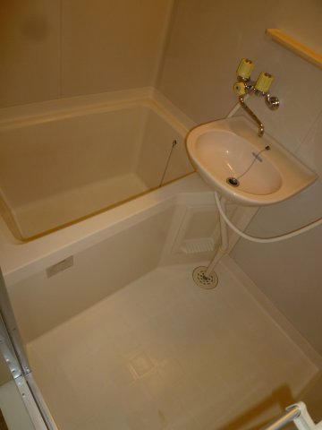 バス・シャワールーム　人気のお風呂とトイレ別々です。洗面台付きです♪