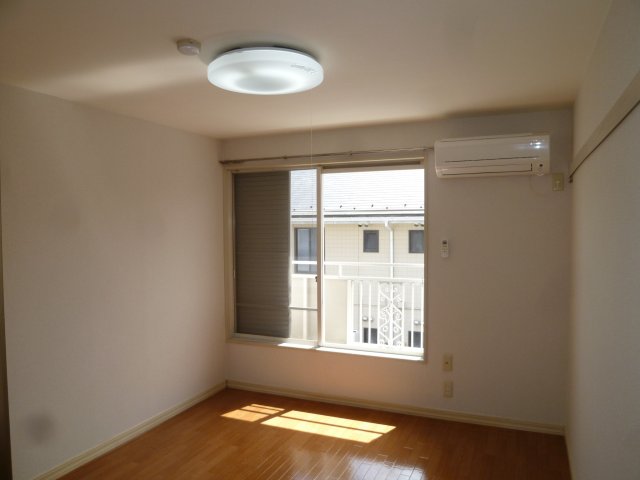 居室・リビング　南東向き陽当り良好洋室６帖です。雨戸とエアコンと壁掛け付き♪