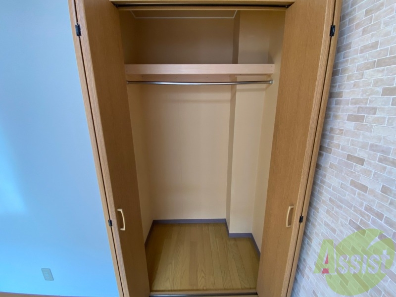 収納　こちらの収納にはハンガーをかけて服もしまえますね。