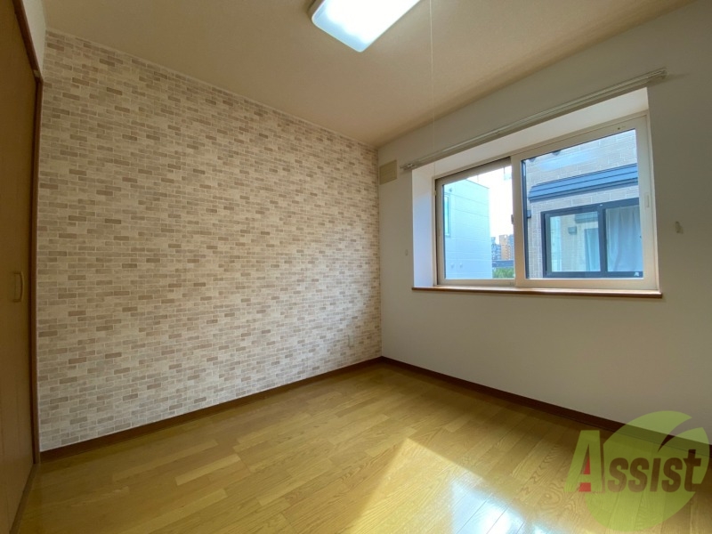 その他部屋・スペース　寝室はこちらです。光が差し込む、温かみのあるお部屋です。