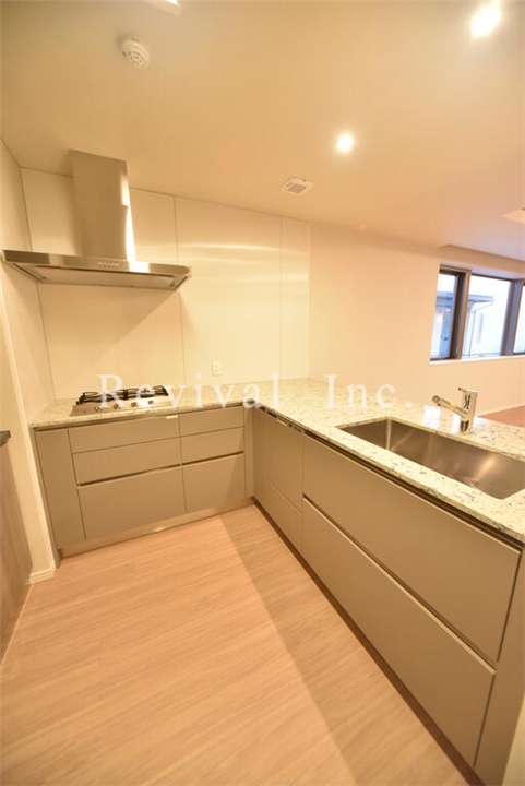 キッチン　料理のしやすいガス４口キッチン