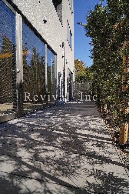 バルコニー　ウッドテラス仕様でございます