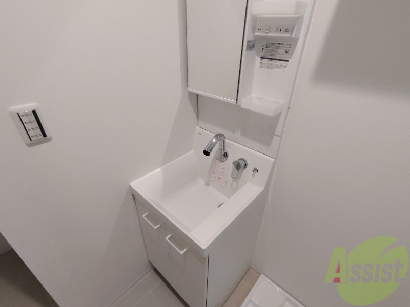 洗面設備　洗面台はシャワーノズルも付いて便利に活用できます