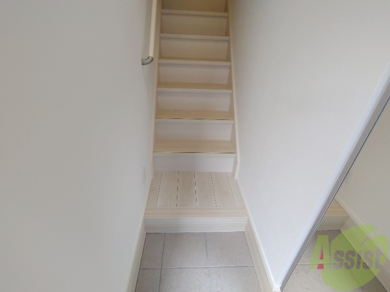 玄関　玄関からの様子です。綺麗なフローリングが広がっています。