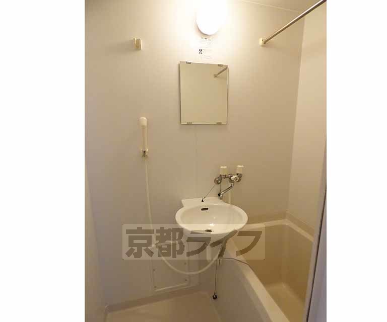 洗面設備　バスルームと一体となった洗面所です。