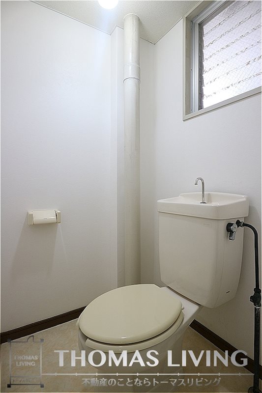 トイレ　小窓があり換気がしやすいですね。