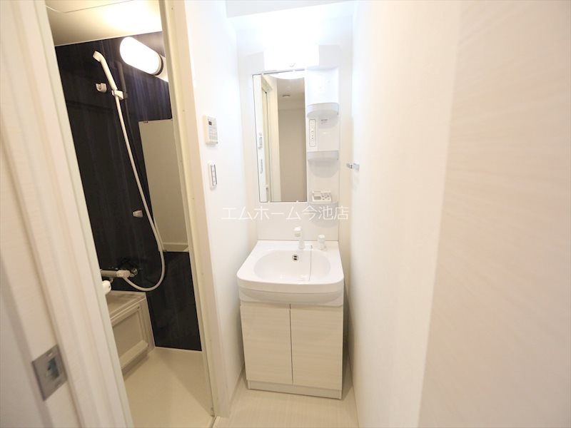 洗面設備　脱衣所　独立洗面台（シャンプードレッサー付）